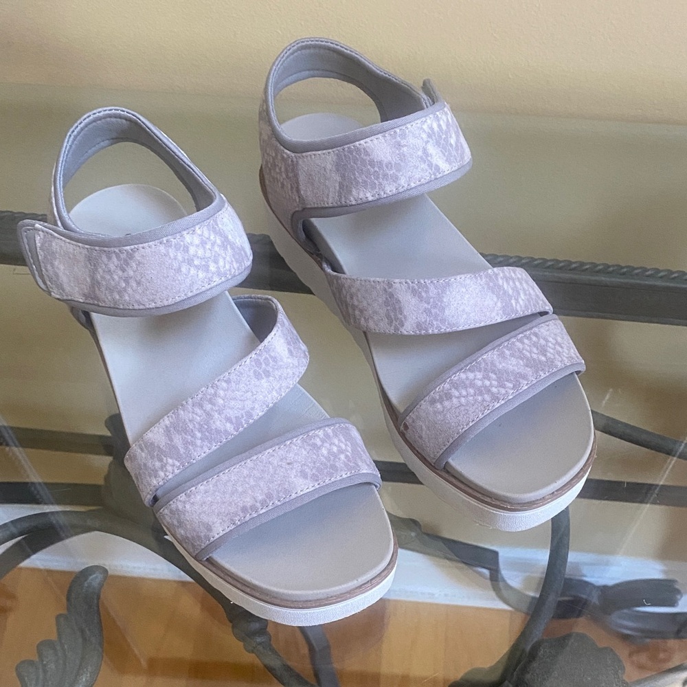 Dr Scholls women's 7M Grey animal print light weight sandals
